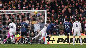 Arsenal end slump with 4-0 win at Leeds