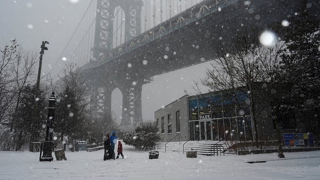 A family visits Brooklyn Bridge Park, as Winter Storm Fern stretches across a large swath of the United States, in Brooklyn, New York City, US, Jan 25, 2026. REUTERS/Bing Guan