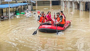 Heavy floods submerge roads, vehicles in China