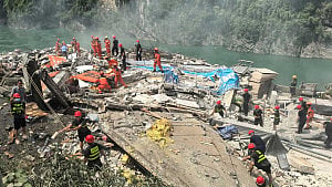 Landslide buries residents in southwest China