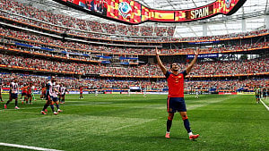 De la Fuente's bold calls keep Spain flying