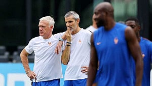 France, England settle for unwanted finale