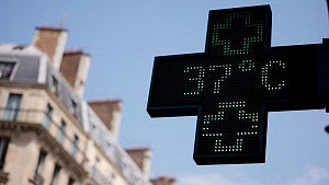 French govt survives no-confidence vote over heatwave