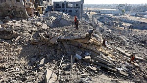 Gaza journalists protest travel curbs on medical care