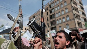 Houthis warn Saudi over Iran flight