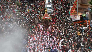 1 dead, 100 injured in Indian chariot festival