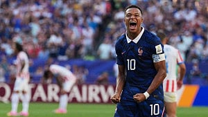 Mbappe spot-kick sends France past Paraguay