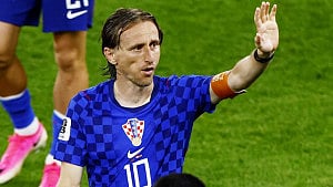 Modric extends Milan stay