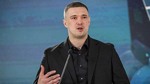 Ukraine reshuffle puts defence minister in focus