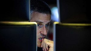 Wall Street ends mixed