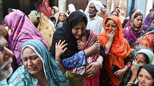 14 children killed in Pakistan roof collapse