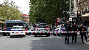 Police arrest man after Paris knife attack