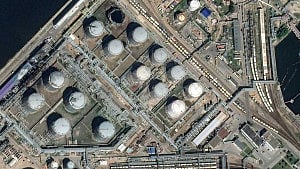 Russia's top oil refinery halts processing after attack