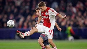 Dutch midfielder Steur joins Newcastle
