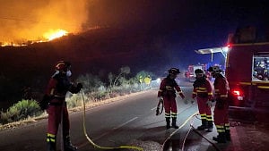 Firefighters go on offensive against Almería blaze
