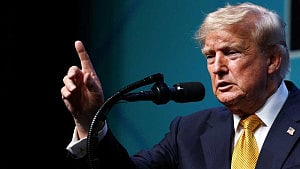 Trump warns Iran against targeting him