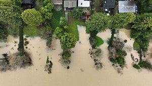 Missouri flash floods trap hundreds