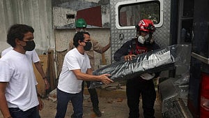 Venezuelan workshop swaps gowns for body bags