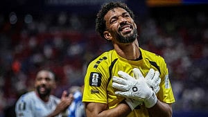 Vozinha seals Chile switch after World Cup