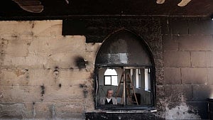 Israeli settlers torch West Bank mosques