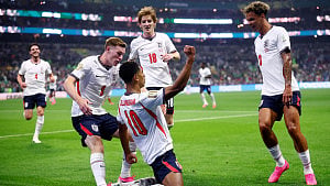 10-man England survive Mexico to reach quarters