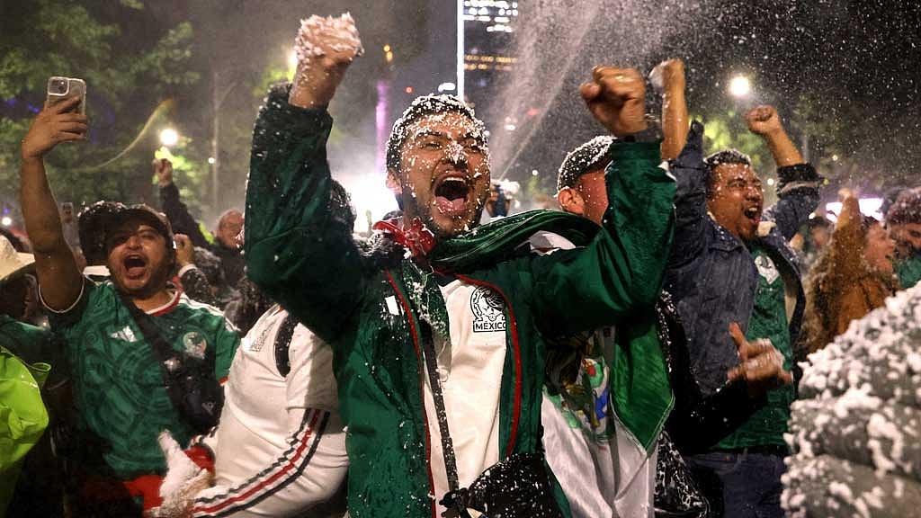 FIFA World Cup 2026 - Round of 32 - Mexico v Ecuador - Fans gather in Mexico City - Mexico City, Mexico - Jun 30, 2026 Mexico fans covered in snow from a machine celebrate their first goal scored by Julian Quinones REUTERS/Luis Cortes