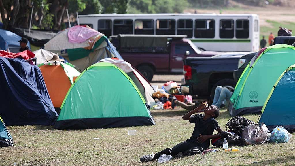 A displaced person shelters at a temporary camp, in the aftermath of the Jun 24 earthquakes, in La Guaira, Venezuela, Jul 4, 2026. REUTERS/Adriano Machado