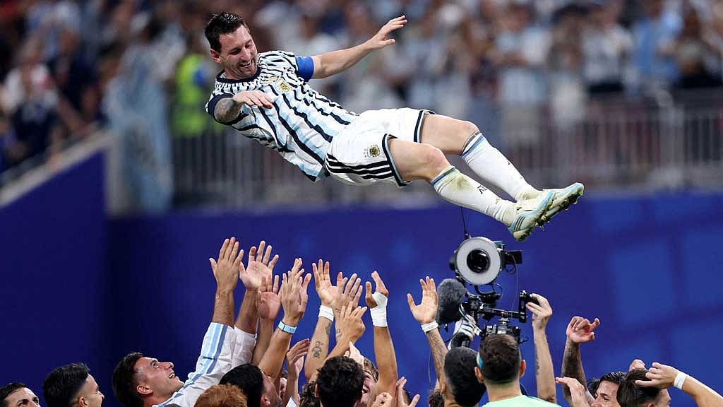 FIFA World Cup 2026 - Round of 16 - Argentina v Egypt - Atlanta Stadium, Atlanta, Georgia, US - Jul 7, 2026 Argentina's Lionel Messi is thrown in the air in celebration by teammates after the match as Argentina qualify for the quarter finals of the World Cup IMAGN IMAGES via Reuters/Brett Davis 