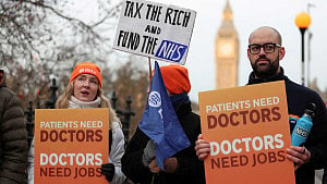 England doctors call off strikes after last-minute offer