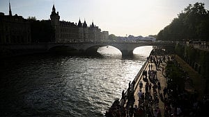 Heatwave nears 40C across Europe, kills 3 in France