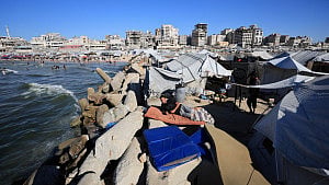 Gazans flee scorching tents for polluted sea