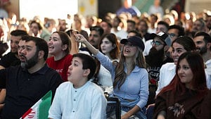 Iran eye glory amid off-field fan divisions