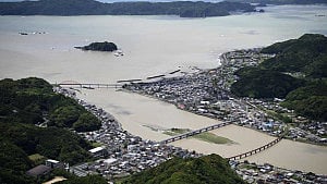 Tropical storm Jangmi batters Japan