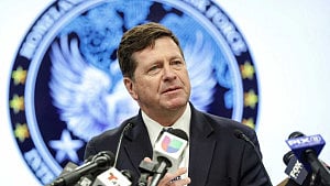 Trump picks Manhattan prosecutor as intel chief