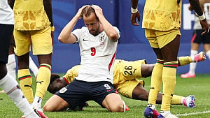Kane fluffs his lines as England stumble