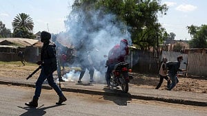 Kenyan police crack down on US Ebola facility protest
