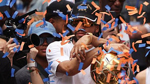 Knicks fans flood NY for ticker-tape parade