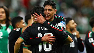 Mexico edge South Korea to reach last 32
