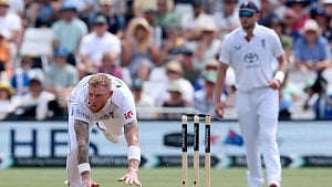 NZ reach 418-7 as England fight back
