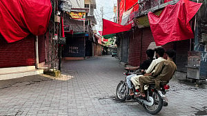 Pakistan roadside blasts kill 7