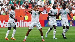 Senegal keep knockout hopes alive