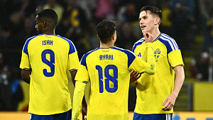 Sweden's strike duo tears Tunisia apart