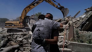Vance expects Iran talks as Iran shuts Hormuz