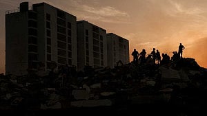 Venezuela battles to rescue quake survivors