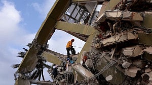 Survivors decry slow aid after deadly Venezuela quakes