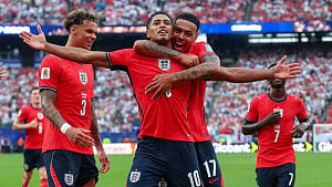England sink Panama to top group
