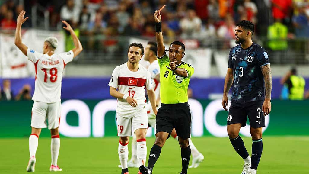 Referee Ivan Barton shows a red card to Paraguay’s Miguel Almirón during the FIFA World Cup 2026 Group D match against Turkey in Santa Clara, US, Jun 19, 2026. REUTERS/Carlos Barria