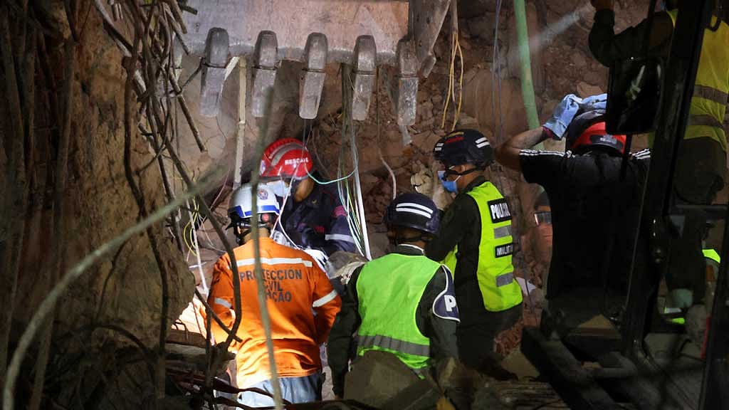 People search for casualties under the rubble of a collapsed building in the aftermath of earthquakes in Caracas, Venezuela, Jun 25, 2026. REUTERS/Leonardo Fernandez Viloria