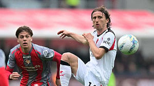 Milan must win Derby to revive title race