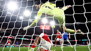 Arsenal down Chelsea, Man Utd go third
